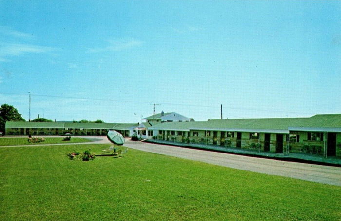 Ralphs Motel (Normandy Motel, Motel Normandy, Ralphs Northland Court) - Vintage Postcard (newer photo)
